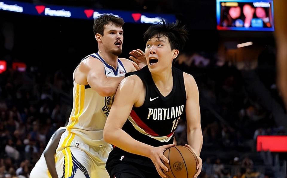 队友们对他 队友们对他